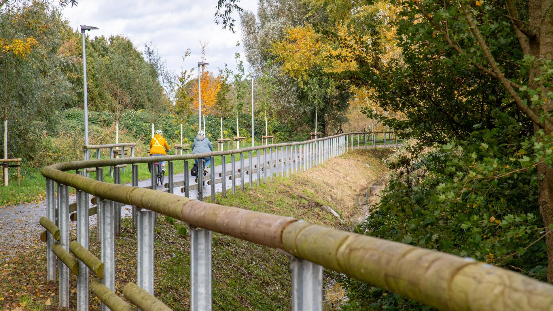 Radfahrer auf dem neuen Radweg  "Fahr(g)rad 8" 