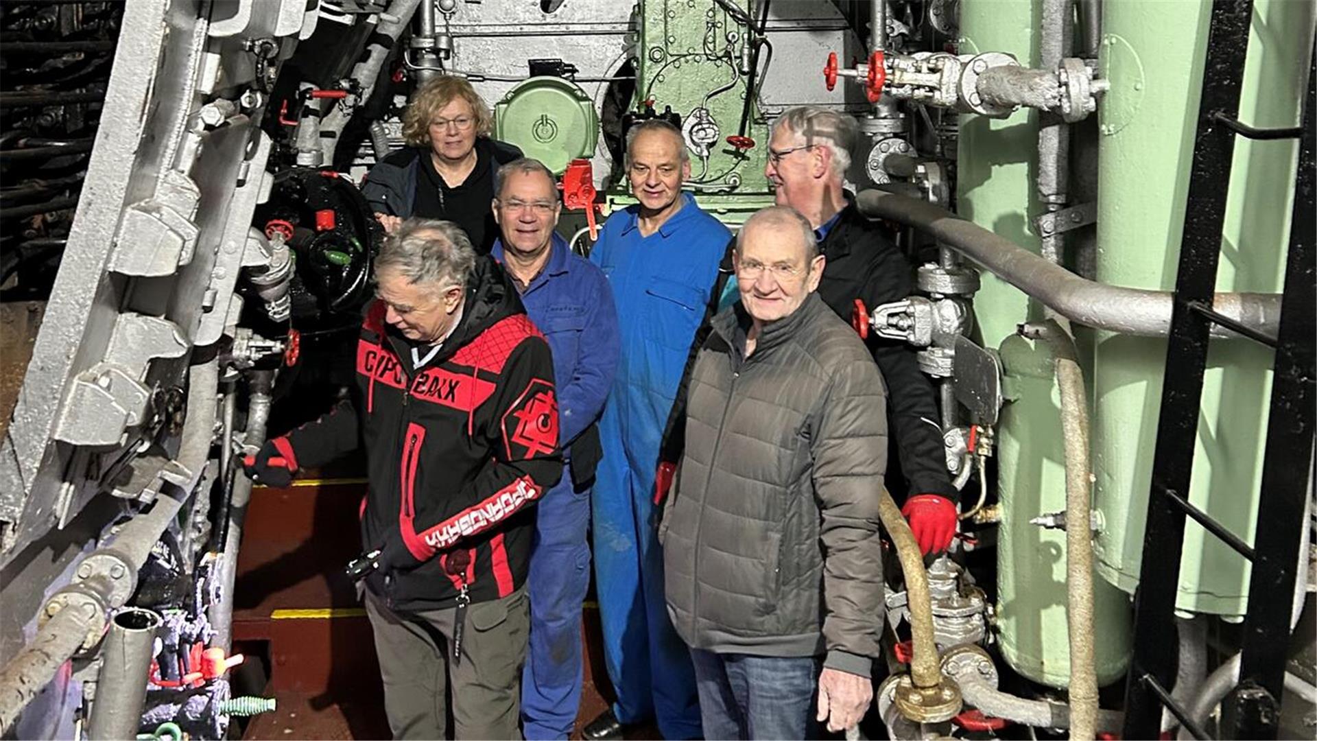 Ralf Schaefer und Martin Claus beobachten aufmerksam das Training der Dampfmaschinisten im Maschinenraum der „Rau IX“.