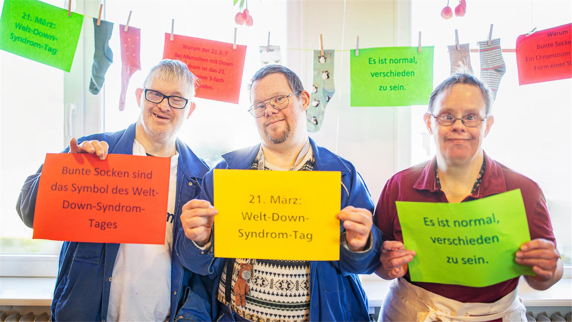 Bunte Socken, große Herzen: Ralf von Düring, Dennis Klinisch und Tanja Eimer setzen ein starkes Zeichen für mehr Akzeptanz und Gleichberechtigung.