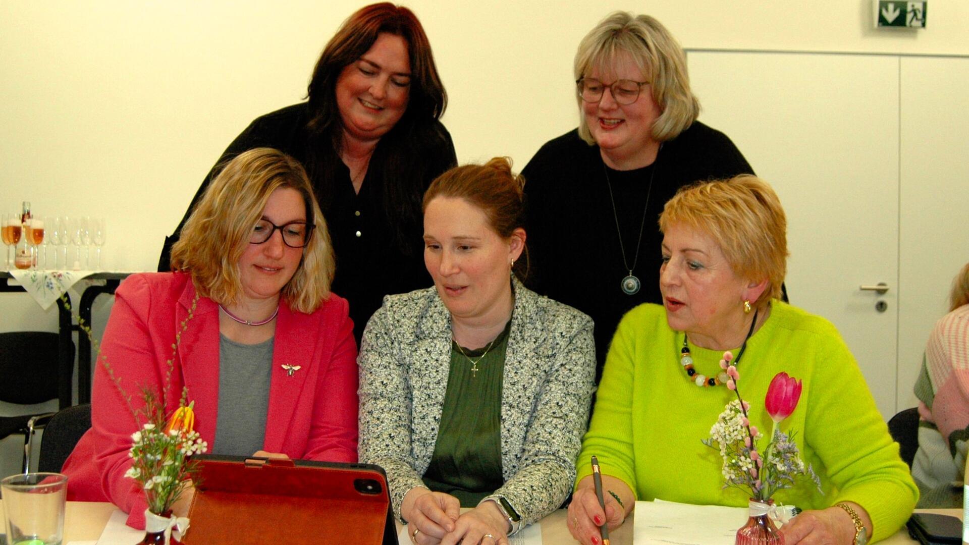 Fünf Frauen sitzen an einem Tisch. Das Quintett bildet den neuen Landfrauenvorstand im Oste-Wörpe-Verband.