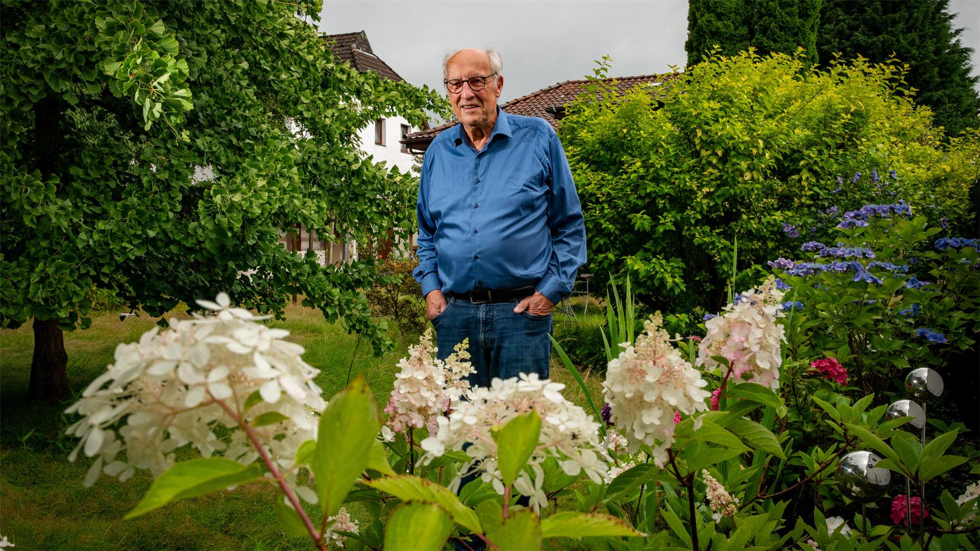 Mann im Garten
