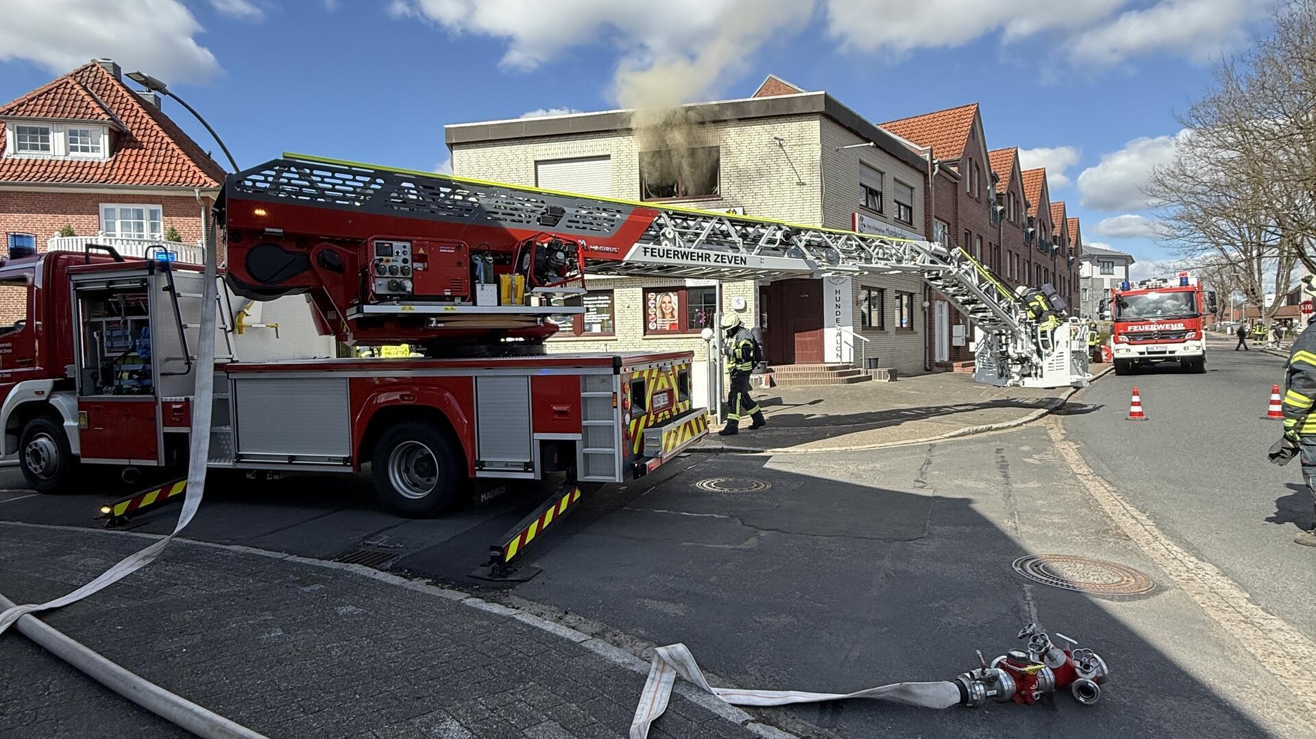 Rauch dringt aus dem Gebäude im Zevener Stadtgebiet. 