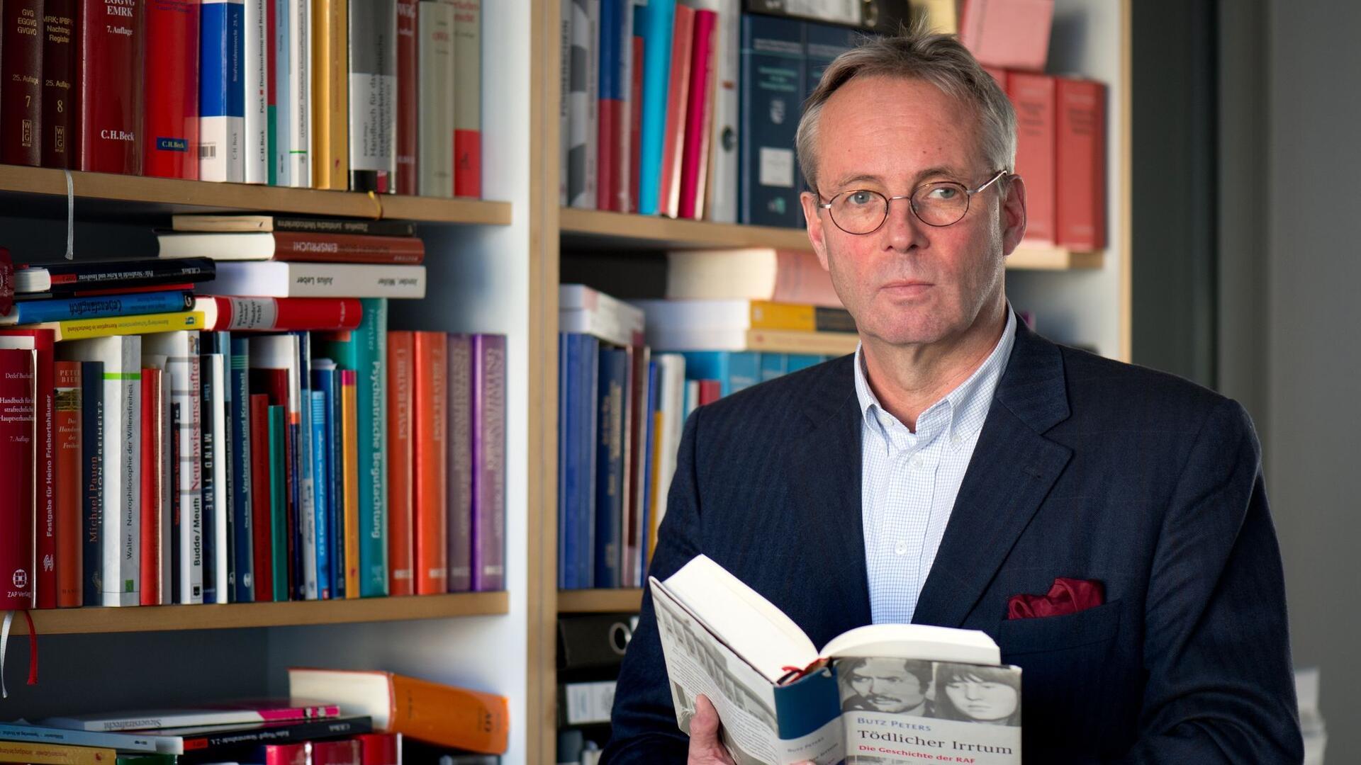 Rechtsanwalt und RAF-Experte Butz Peters in seiner Kanzlei.