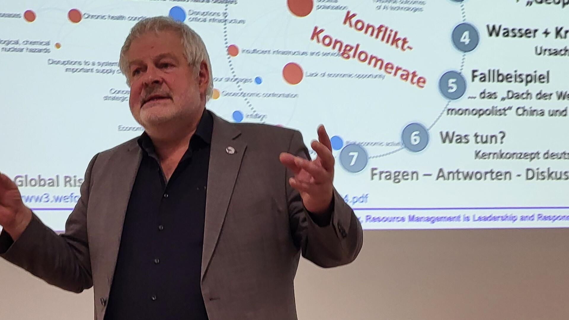Referent Jörg Barandat war als Oberstleutnant bei der Bundeswehr Dozent für Sicherheitspolitik an der Führungsakademie der Bundeswehr.