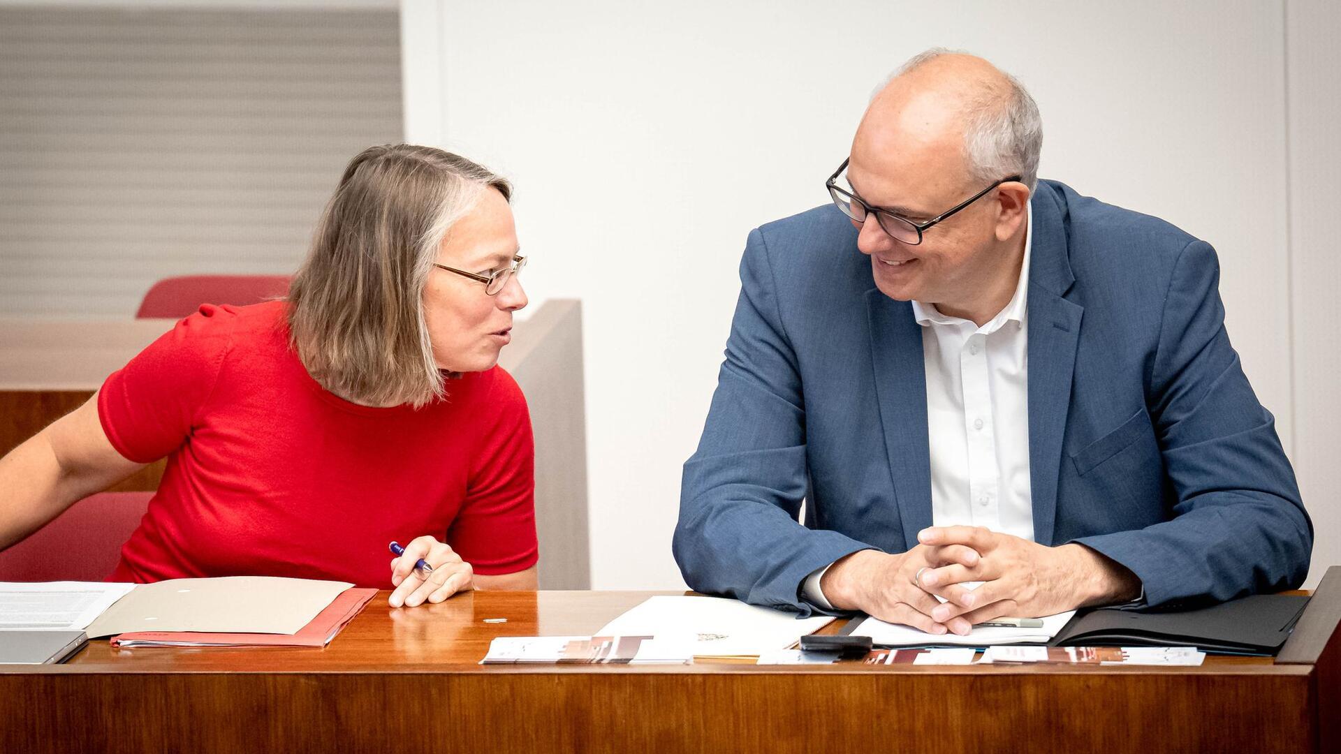 Eine Frau und ein Mann sitzen nebeneinander. 