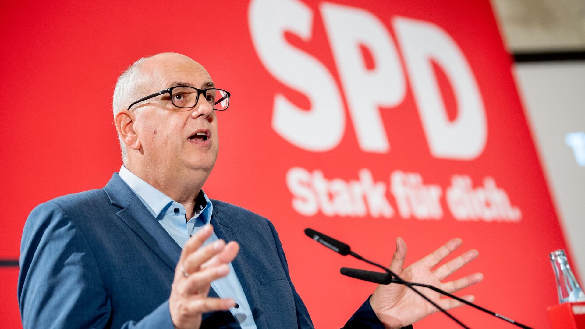 Redner am Mikrofon. 