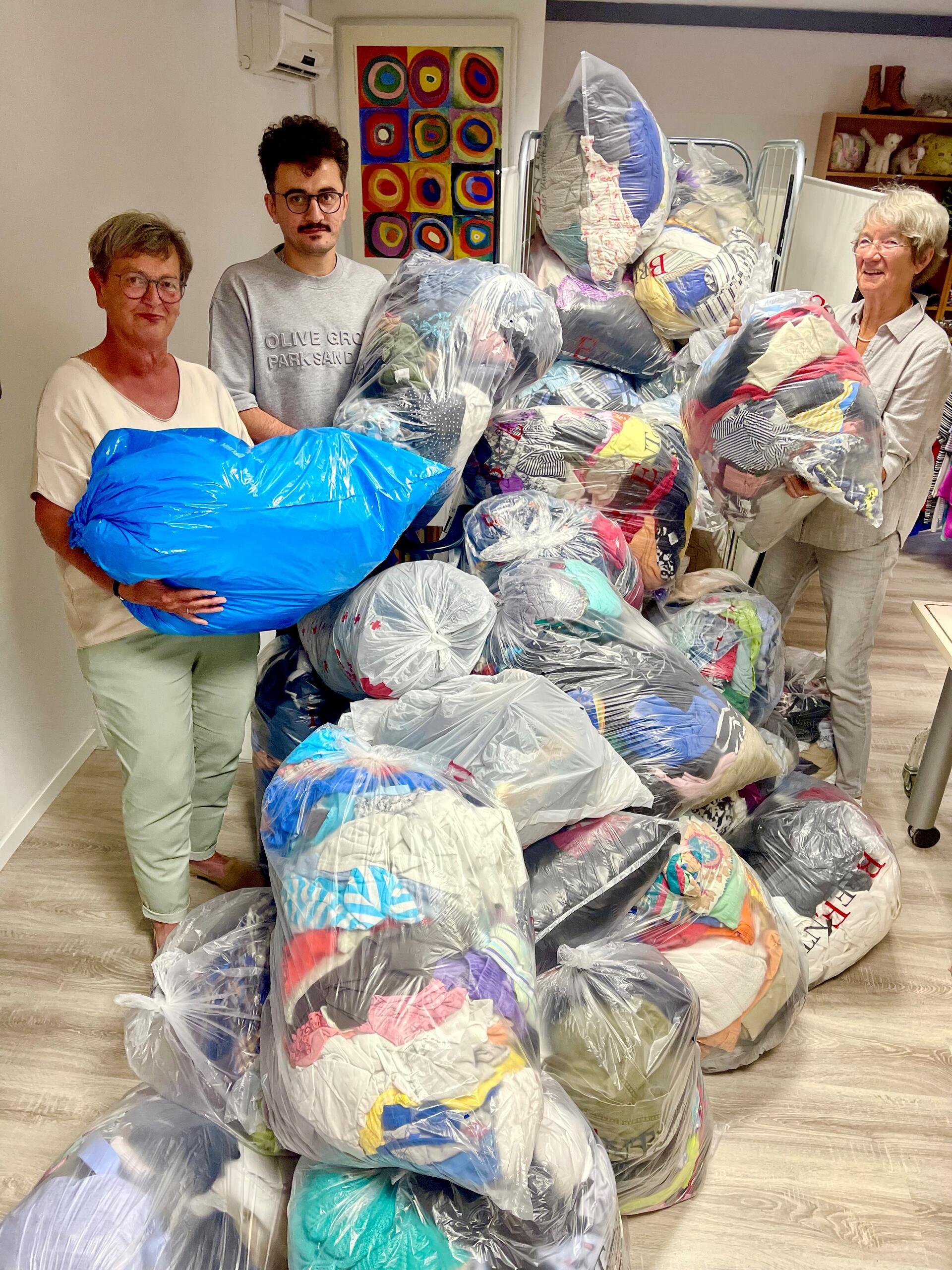 Regina Ecker (von links), Qane Khezri und Frauke Willers vom Gnarrenburger Anziehungspunkt bitten darum, Kleidung nur noch in kleinen, schnell überschaubaren Mengen abzugeben - höchstens 10 bis 20 Teile. Trotz aktuell schwieriger Rahmenbedingungen ist der Laden seit zehn Jahren eine Erfolgsgeschichte: Kunden wissen die Möglichkeit zu schätzen, preisgünstig Second-Hand-Artikel im Wert von ein bis maximal fünf Euro zu kaufen.