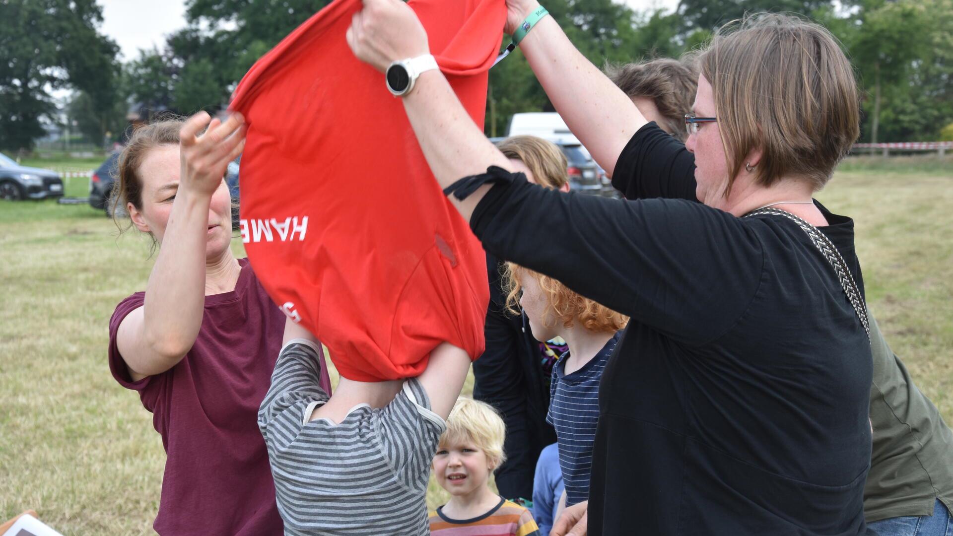 Hamersen feiert sein 1000-jähriges Bestehen: Ein Jubiläum ohne viel Brimborium Das Foto zeigt eine Familie beim T-Shirt-Spiel.
