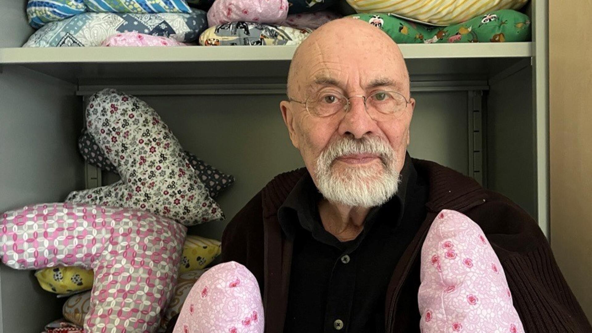 Reinhard Kostur mit Herzkissen. Der Verein verteilt sie in den Krankenhäusern.