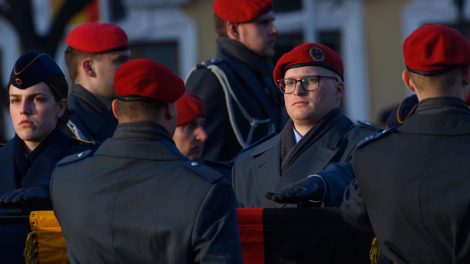 Feierliches Gelöbnis von rund 150 Soldaten auf Domplatz Rekruten und Rekrutinnen legen auf dem Domplatz in Magdeburg ihren Eid ab.
