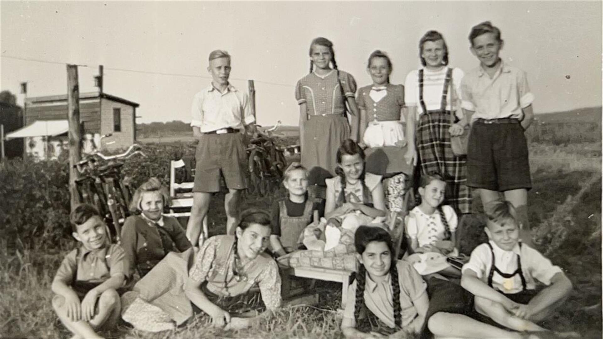 Religionsunterricht unter freiem Himmel 1951/1952 in Tarmstedt. Links hinten Joachim Franke aus Schlesien, vorne rechts Vanda Crecini aus Istrien und hinten rechts ihr späterer Ehemann Kurt Prosotowitz aus Westpreußen.