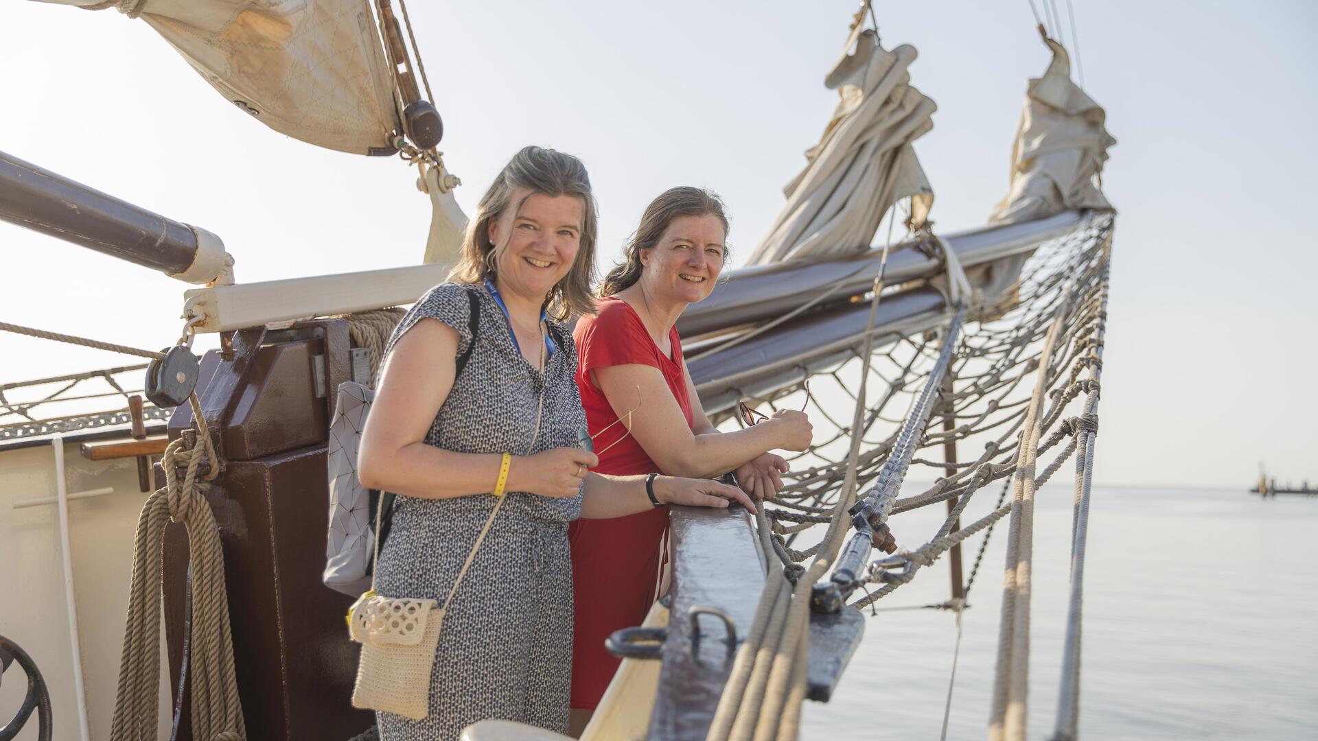 Zwei Frauen am Klüvernetz eines Segelschiffs