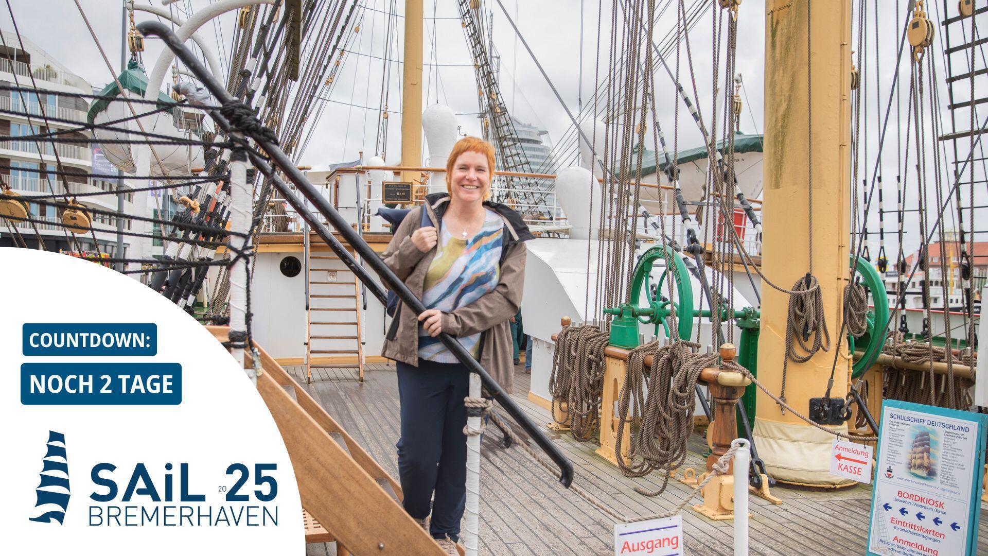 Frau geht an Bord eines Segelschiffes.