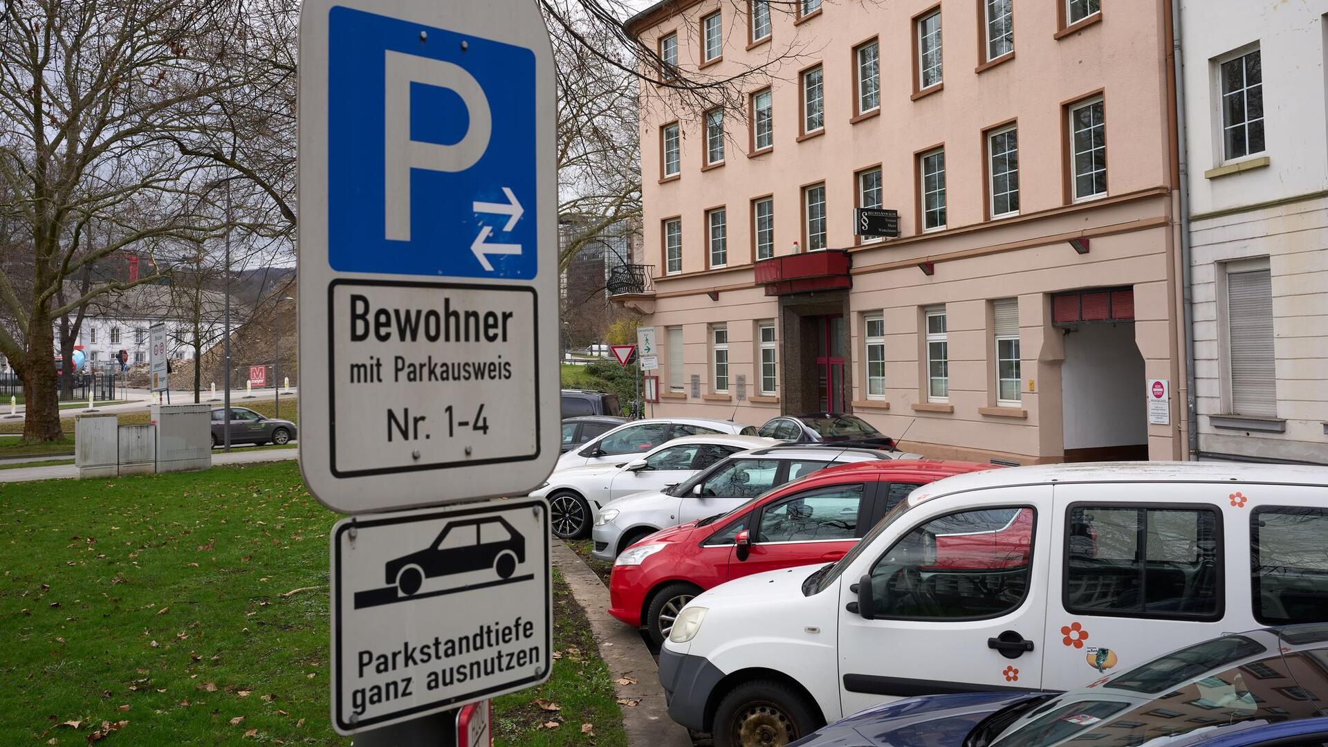 Reservierte Parkplätze für Anwohner. Während Pendler oder Besucher für Parkplätze zahlen müssen, sind Anwohner vielerorts für eine geringe Jahresgebühr von Parkkosten befreit und vor Bußgeldern geschützt.