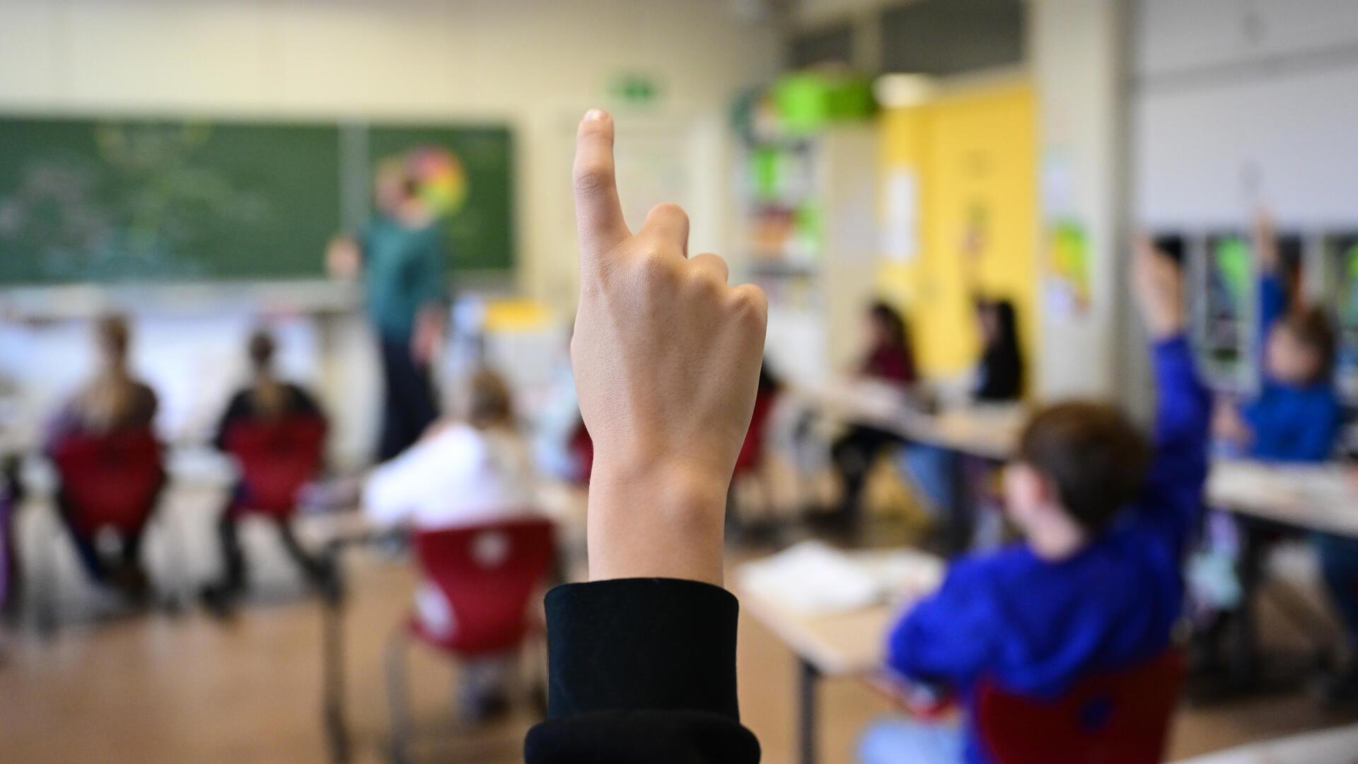 Schüler melden sich in einer Klasse. Ein Bremerhavener Lehrer sagt, dass nur ein Fünftel der Schüler in seiner Klasse die Hausaufgaben machen.