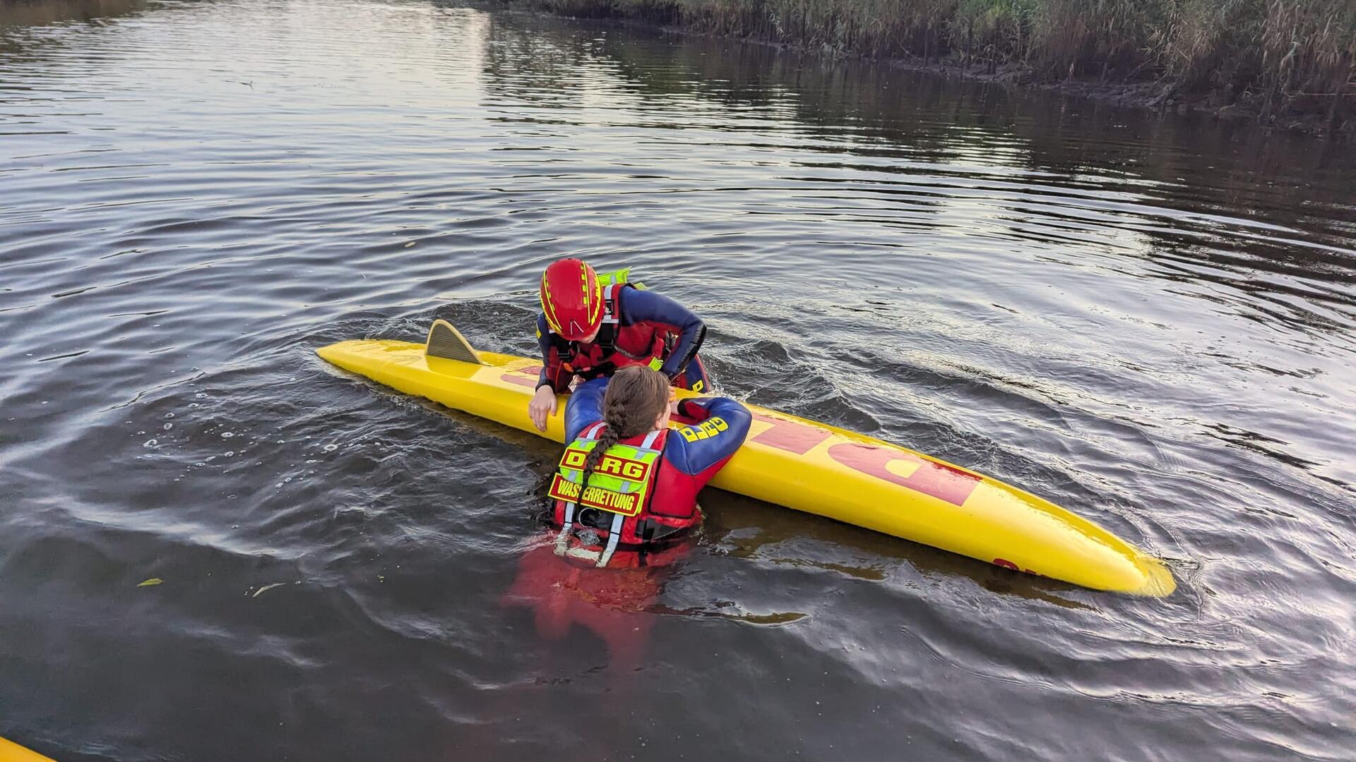Rettung von Personen mit dem SUP (Stand-Up-Paddleboard).