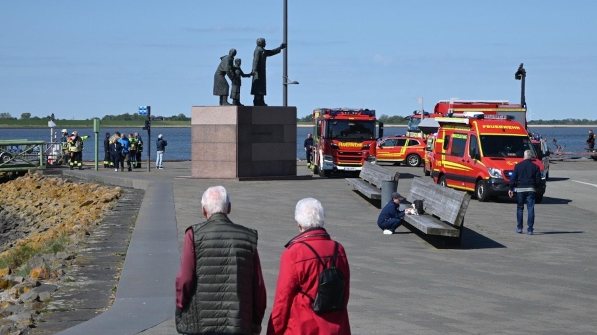 Rettungseinsatz an der Seebäderkaje in Bremerhaven: Feuerwehr und weitere Einsatzkräfte trainieren den Ernstfall.