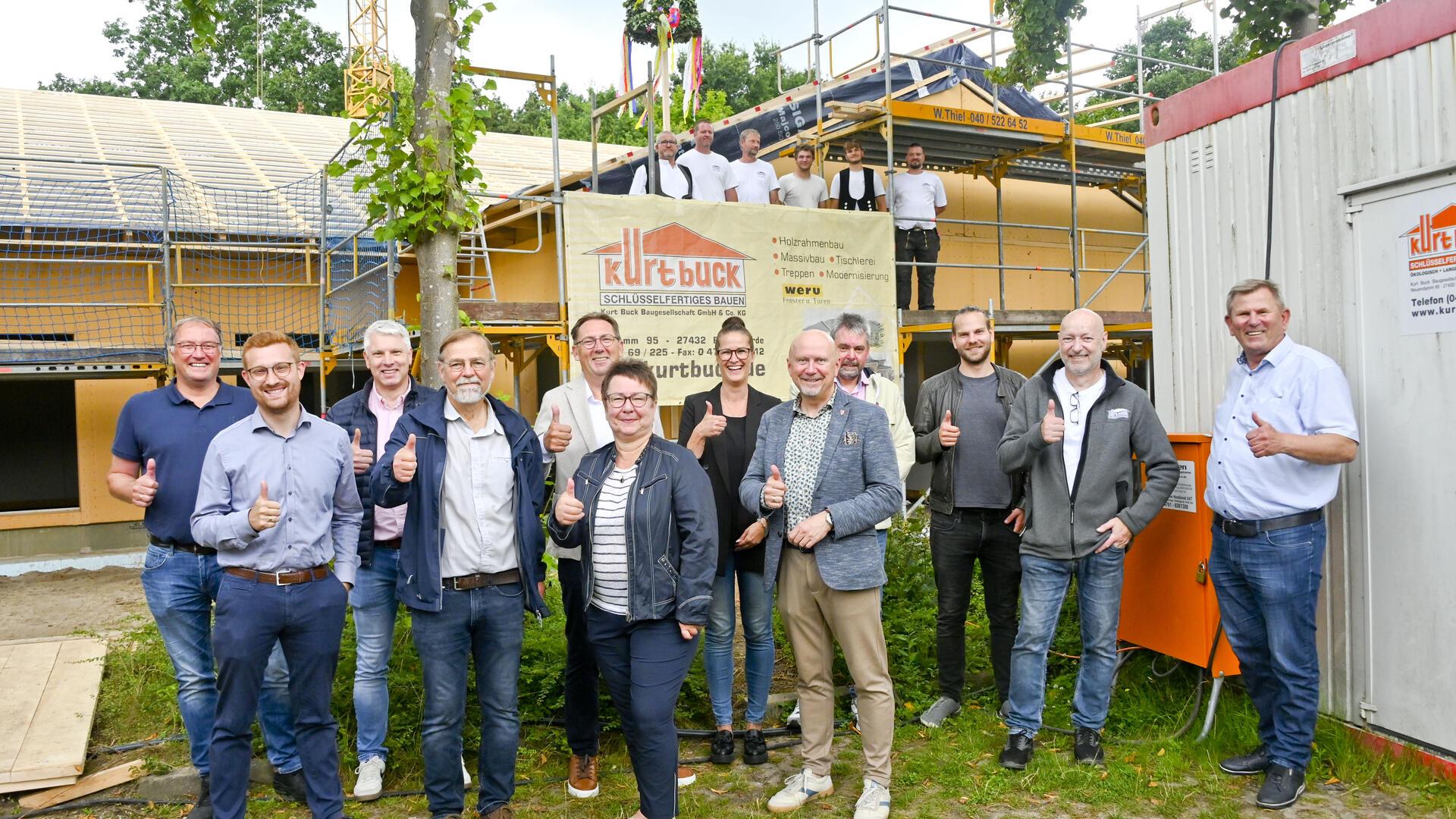 Richtfest-Freuden: Alle Beteiligten freuen sich über den Baufortschritt für die neue Kita am See. 