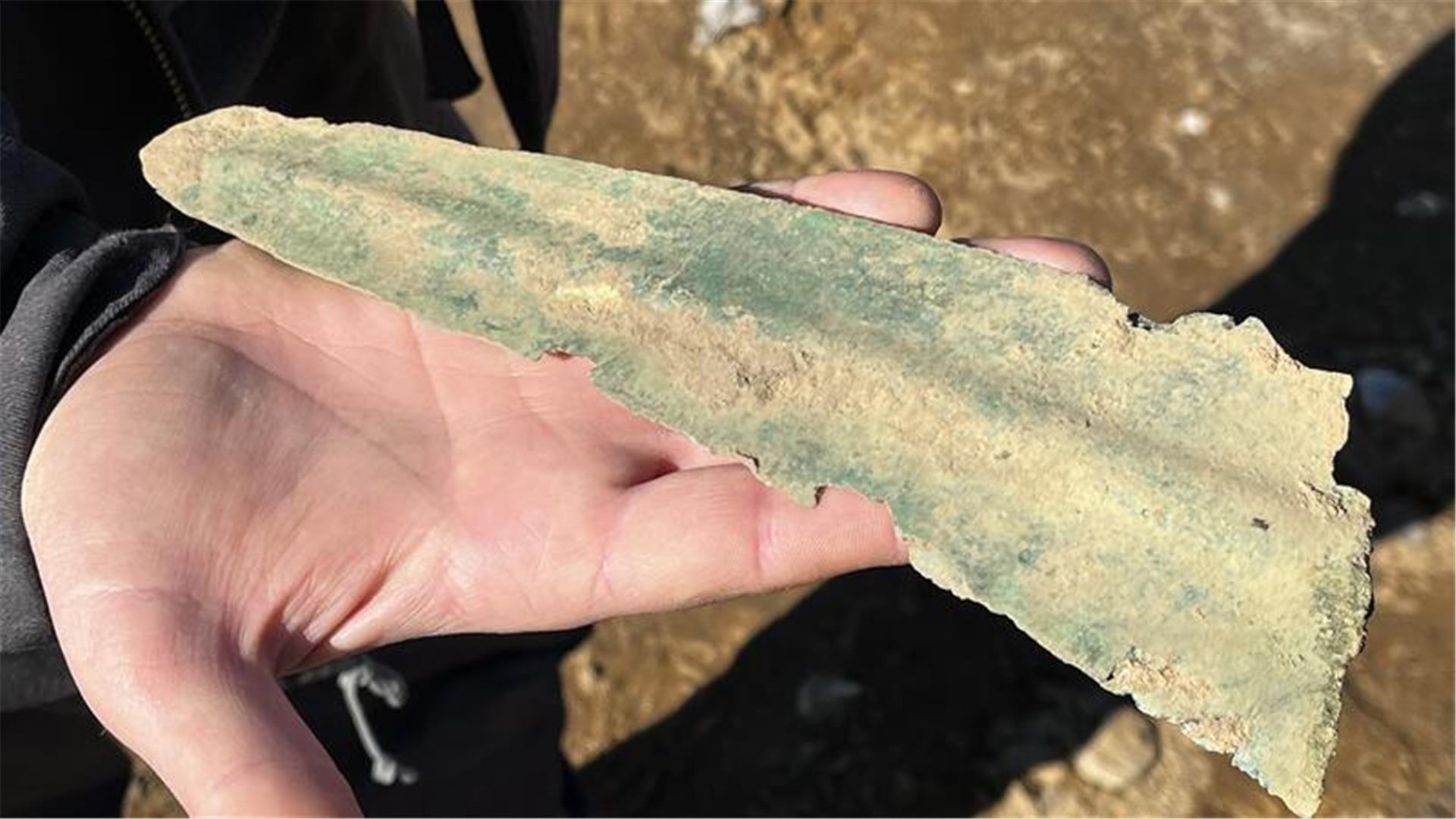 Rituelle Gaben an übermenschliche Wesen: Bei der Ausgrabung entdeckten die Archäologen in Kutenholz unter anderem diese Klinge eines extrem seltenen, rund 4000 Jahre alten Bronzedolchs (Kurzschwert).