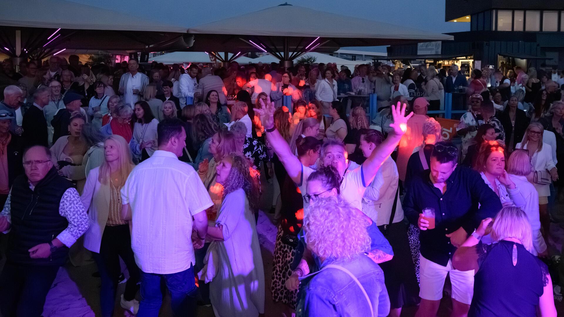 Feiernde Menschen bei der Soulfood Night in Bremerhaven.