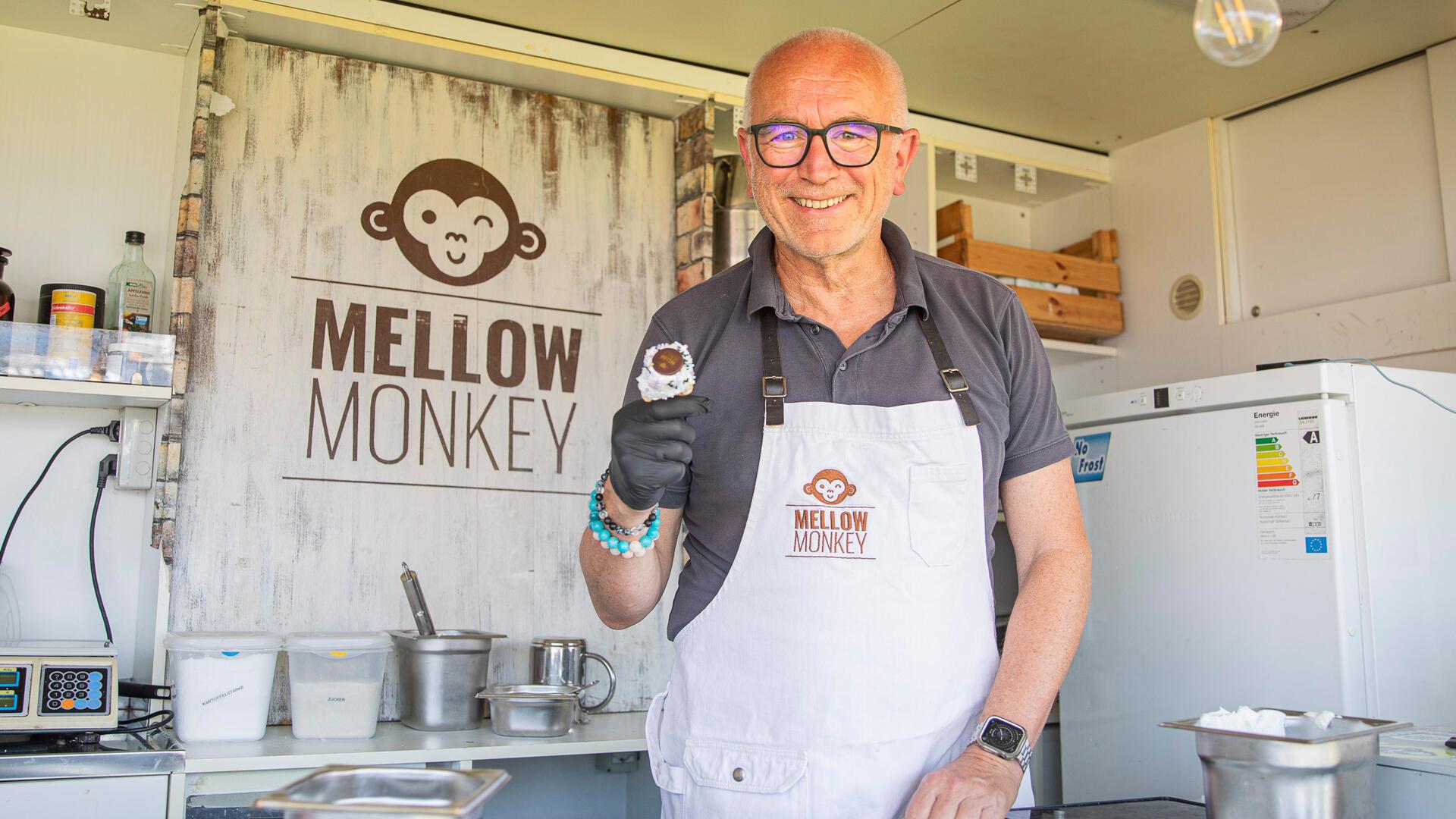 Robert Ackermann von „Mellow Monkey“ serviert seine süße Leckerei mit einem Lächeln.