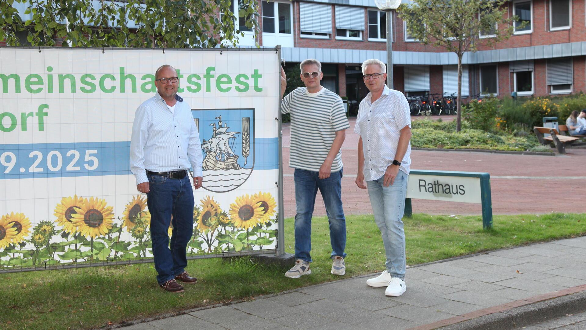 Robert Reichstein, Christian Torchalla und Carsten Depner (von links) freuen sich auf das Ortsgemeinschaftsfest 2025 in Schiffdorf.
