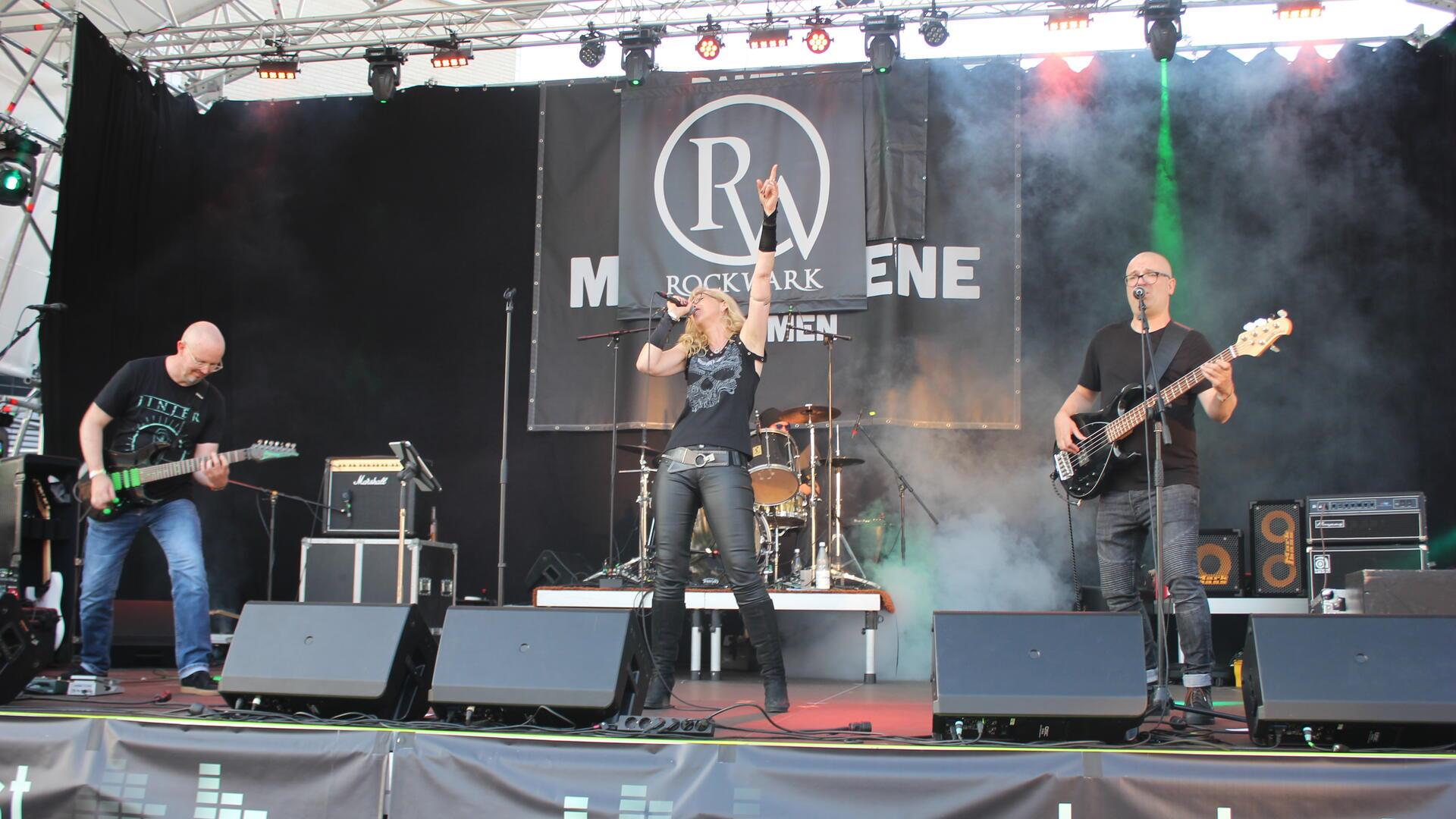 Rockwark spielt Rockmusik mit plattdeutschen Texten - jetzt geht es für die Band rund um die Wilstedter Sängerin Karin Dittmers nach Korsika.