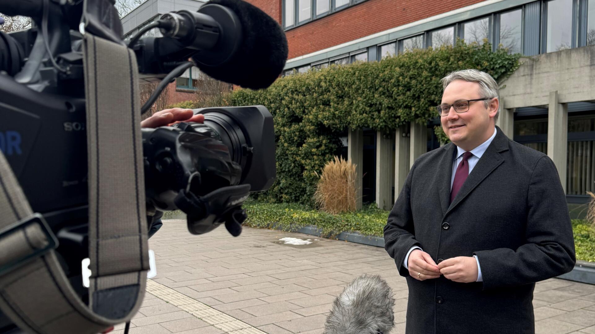 Rotenburgs Landrat Marco Prietz (CDU) stellt sich den Fragen der Presse und gibt vor dem Rotenburger Kreishaus auch schon mal Fernsehteams ein Interview.