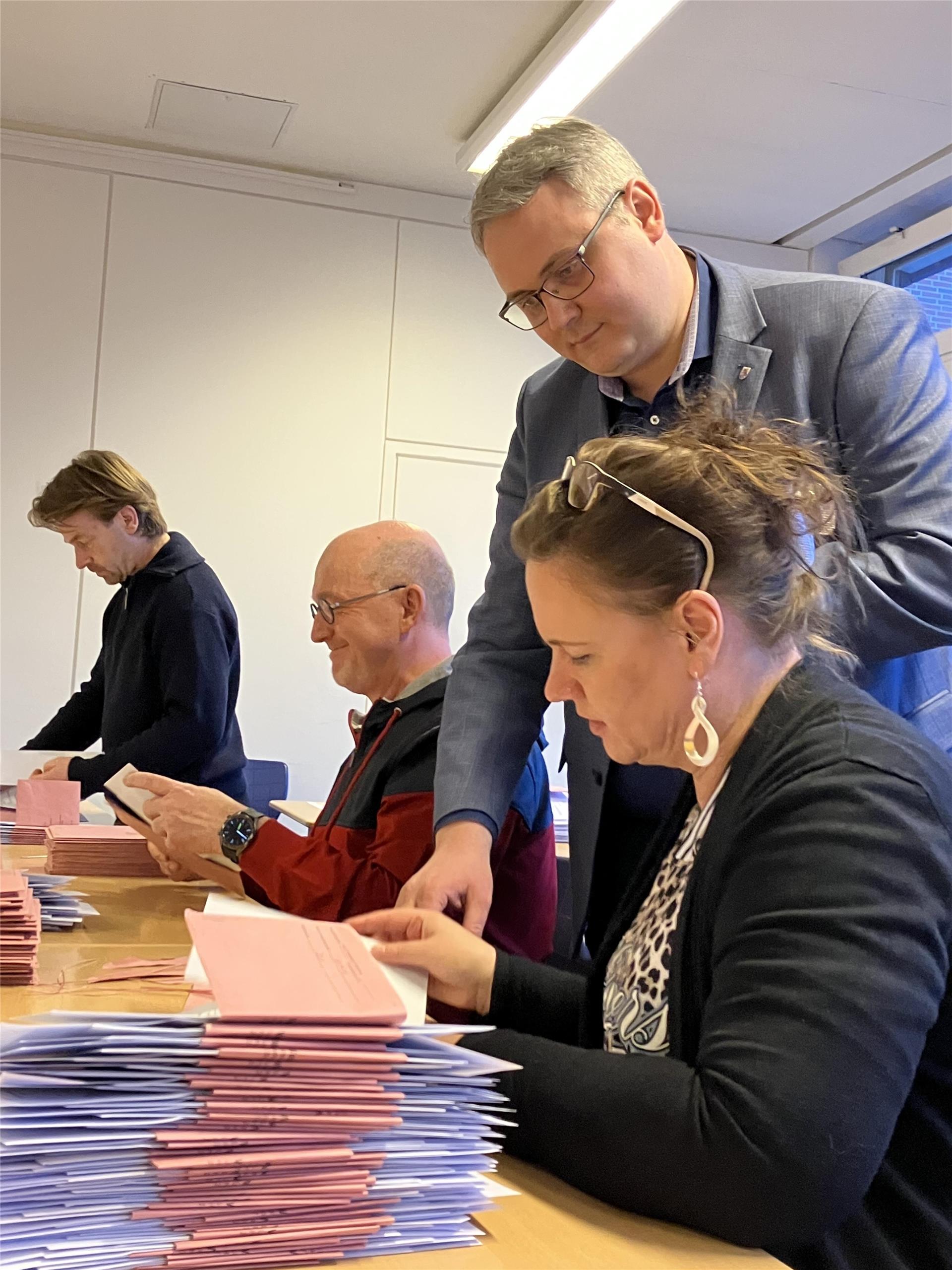 Rotenburgs Landrat Marco Prietz am Wahlabend beim Auszählen der Stimmen in den Berufsbildenden Schulen in Rotenburg. Nun hofft der Landrat darauf, dass Union und SPD zügig eine stabile Regierung bilden.