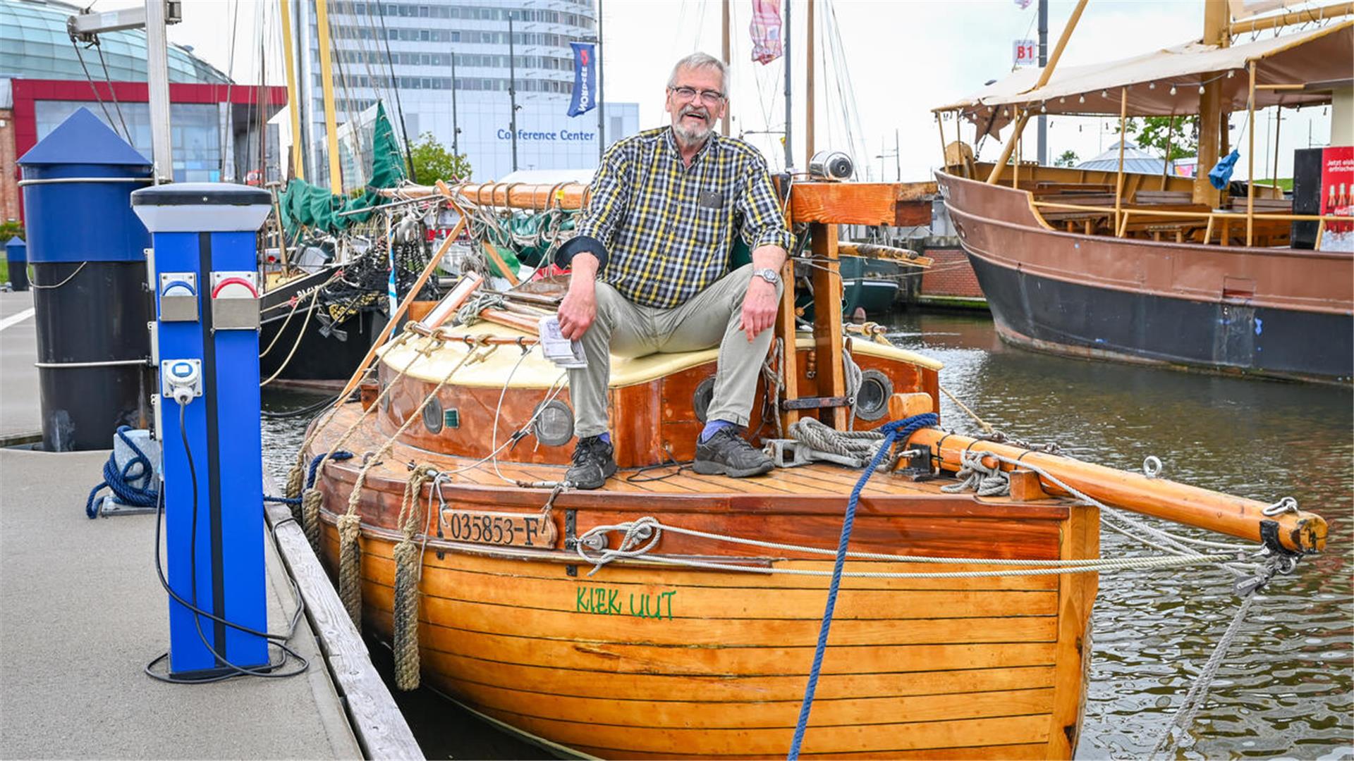 Rudolf Hoppenrath ist nach Bremerhaven zurückgekehrt - dieses Mal liegt er mit der „Kiek uut“ im Neuen Hafen. 