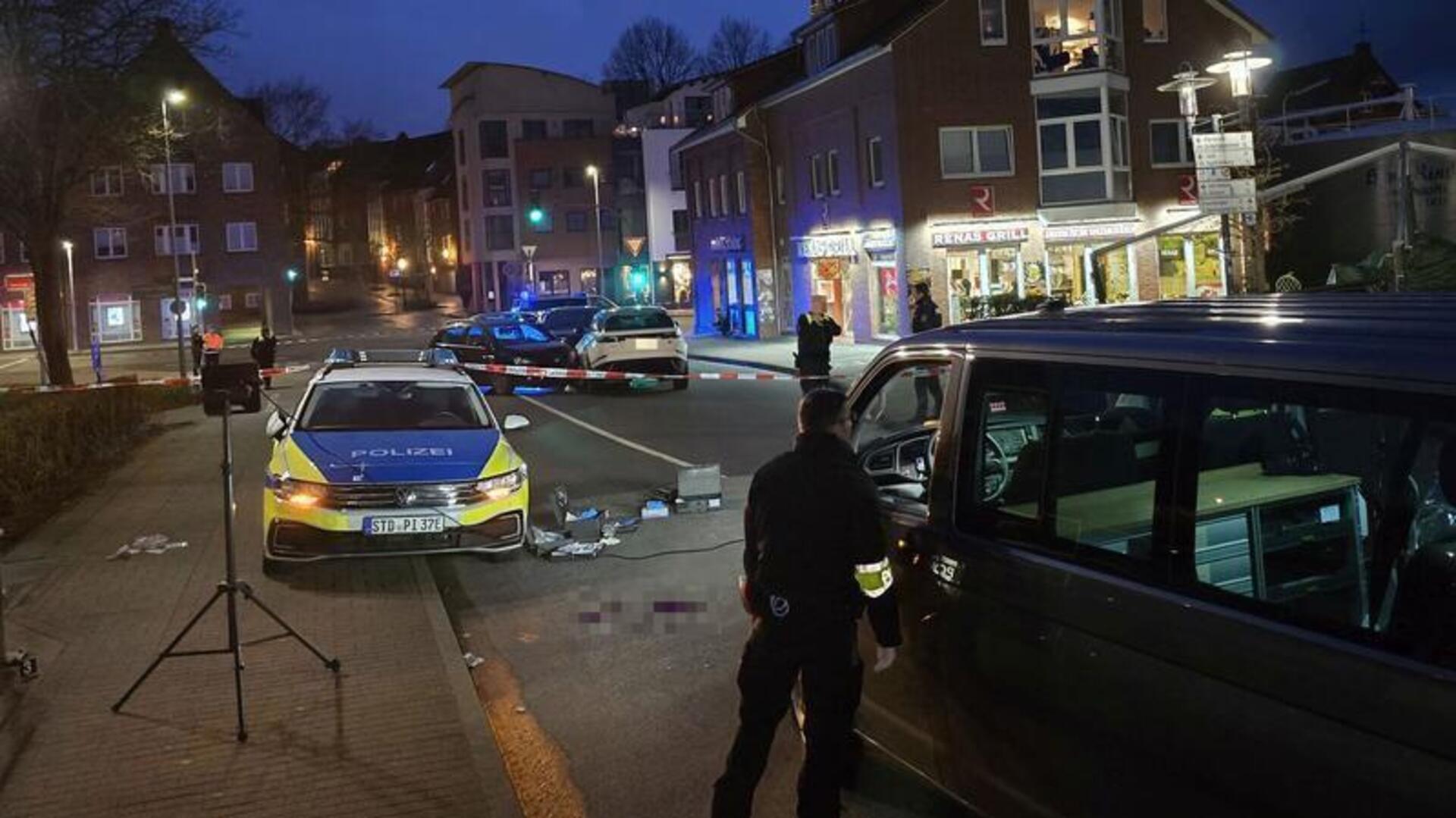 Rückblick: Tatortaufnahme durch die Polizei in der Nacht nach der tödlichen Messerattacke am Salztor in Stade. Rechts ist der Döner-Imbiss.