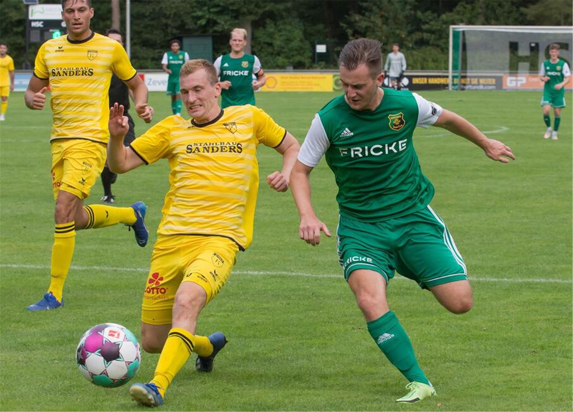 Rückkehrer Marco Sobolewski (rechts) trug sich im Pokalspiel in Altenwalde in seinem ersten Spiel gleich in die Torschützenliste ein.