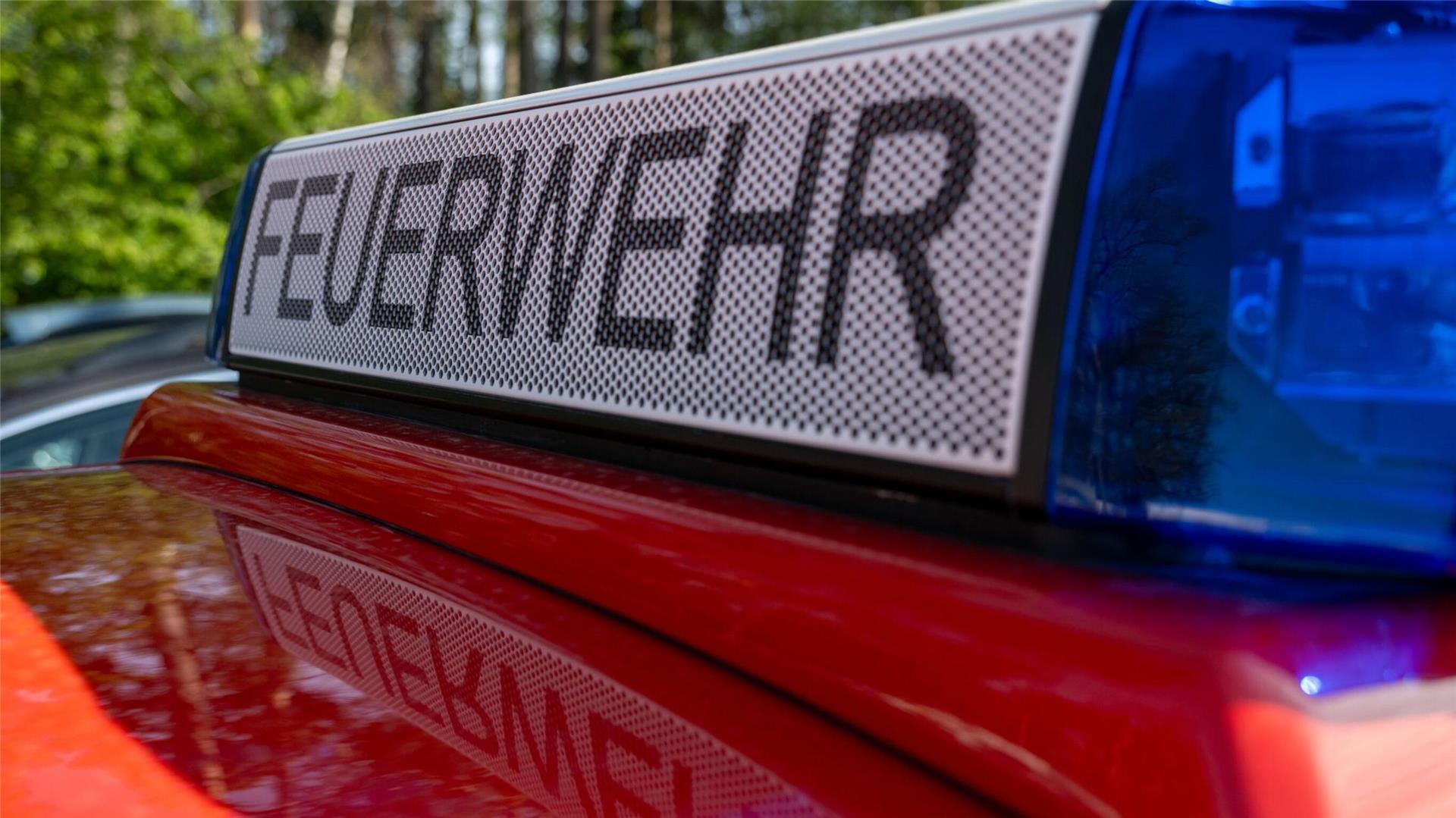 Ein Schild mit der Aufschrift Feuerwehr.