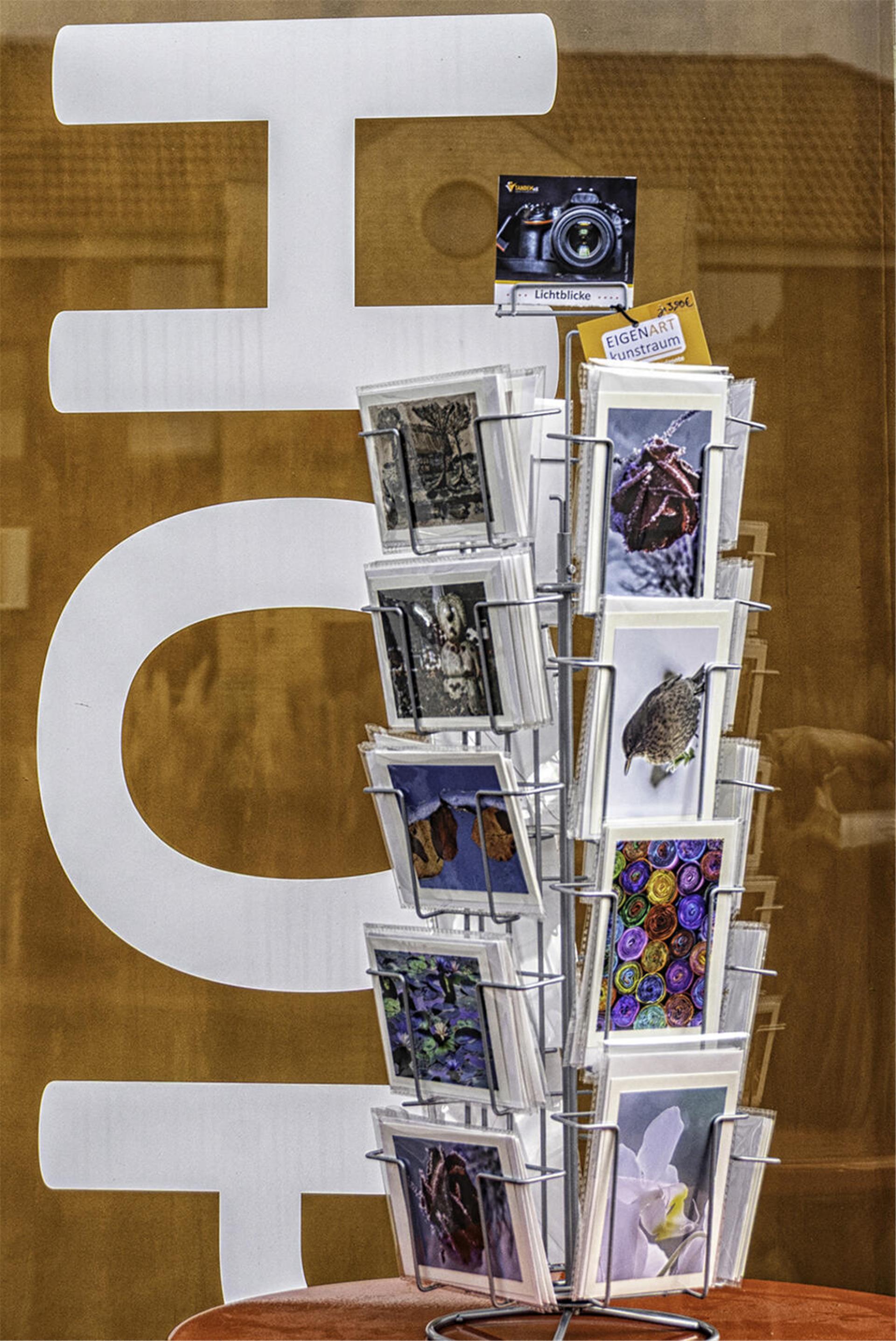 Fotogruppe Lichtblicke startet Briefkartenaktion zugunsten von TANDEM Rund 30 verschiedene Motive stehen zur Auswahl – von stimmungsvollen Naturaufnahmen über farbenfrohe Impressionen bis hin zu weihnachtlichen Grüßen, Urlaubserinnerungen und bekannten Sehenswürdigkeiten.