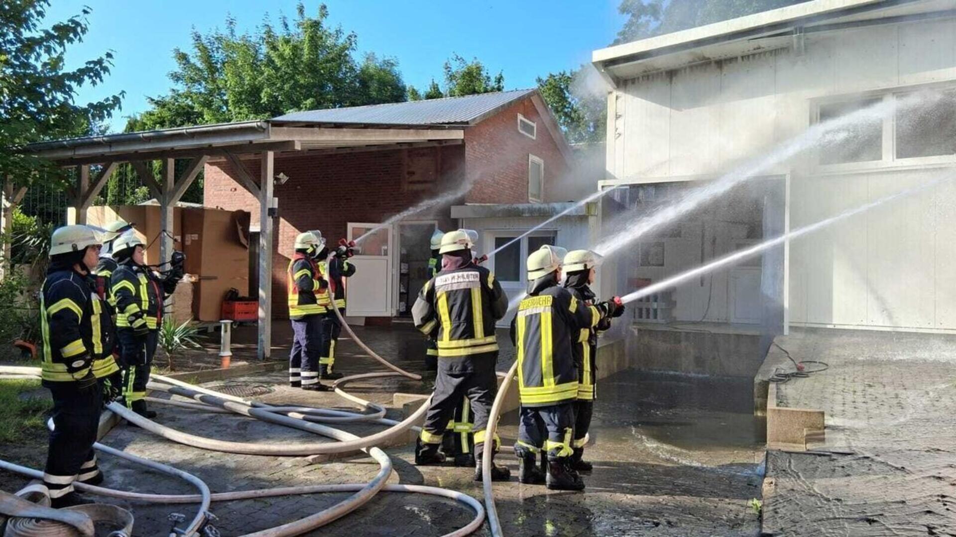Rund 300 Feuerwehrleute aus der gesamten Region kämpften Anfang Juni gegen die meterhohen Flammen in der Schlachterei „Cuxland pur“.