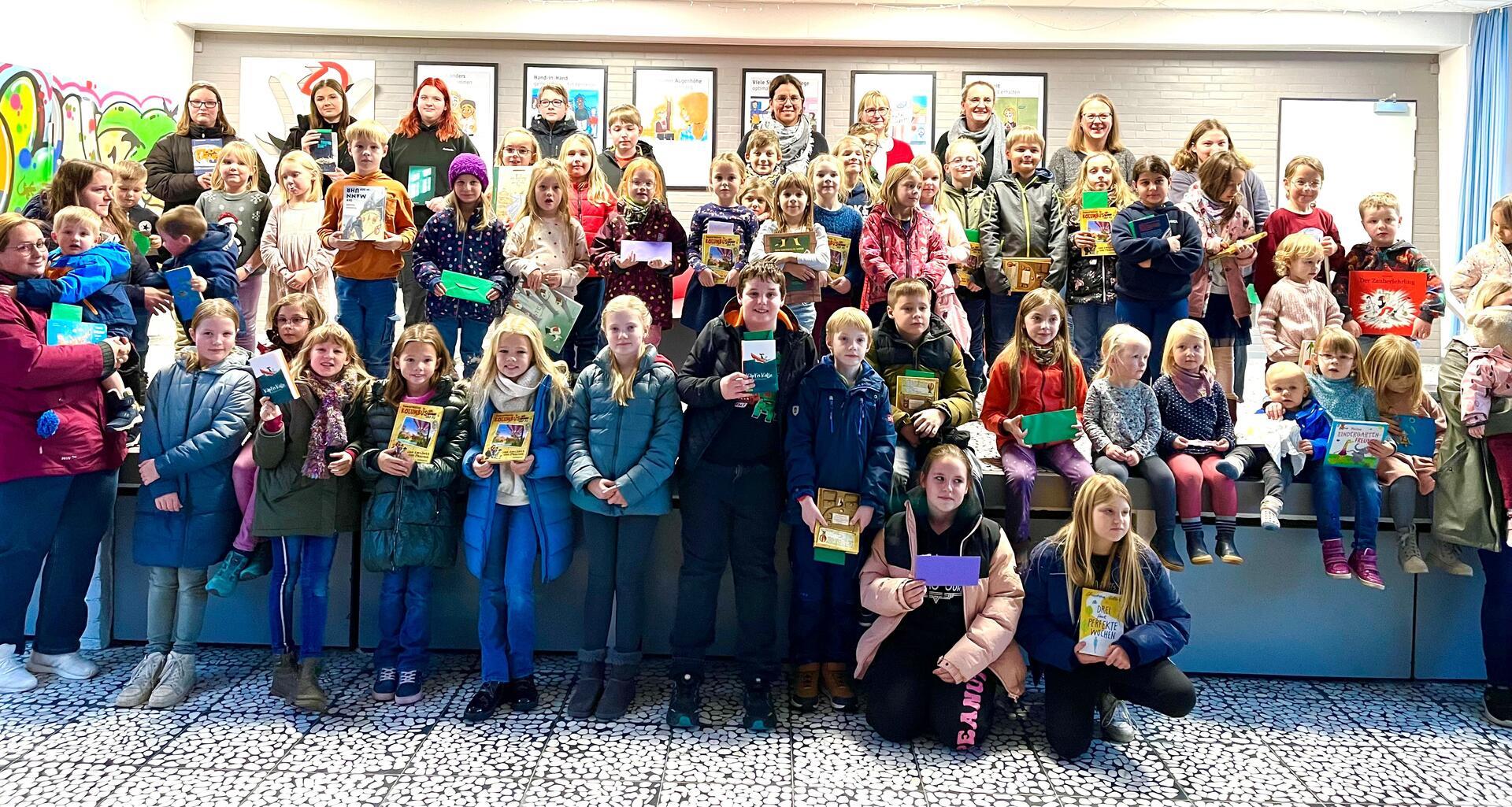 Rund 50 Preise wurden bei der Abschlussveranstaltung an die Kinder überreicht, welche die meisten „Lesestempel" gesammelt hatten. Die Preisvergabe fand in der mit 200 Besucherinnen und Besuchern bei der Abschlussveranstaltung in der Pausenhalle der Oste-Hamme-Schule statt.