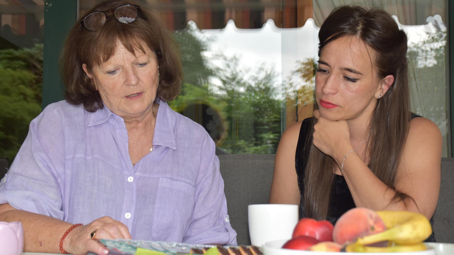 Ruslana Agarkova (rechts) und Birgit Rais Abin gehen zusammen Ruslanas Bewerbungsunterlagen durch. In diesen Tagen beginnt die examinierte Rechtsgelehrte aus Charkiw in der Ukraine eine Ausbildung als Rechtsanwaltsfachangestellte in einer Hamburger Kanzlei. 