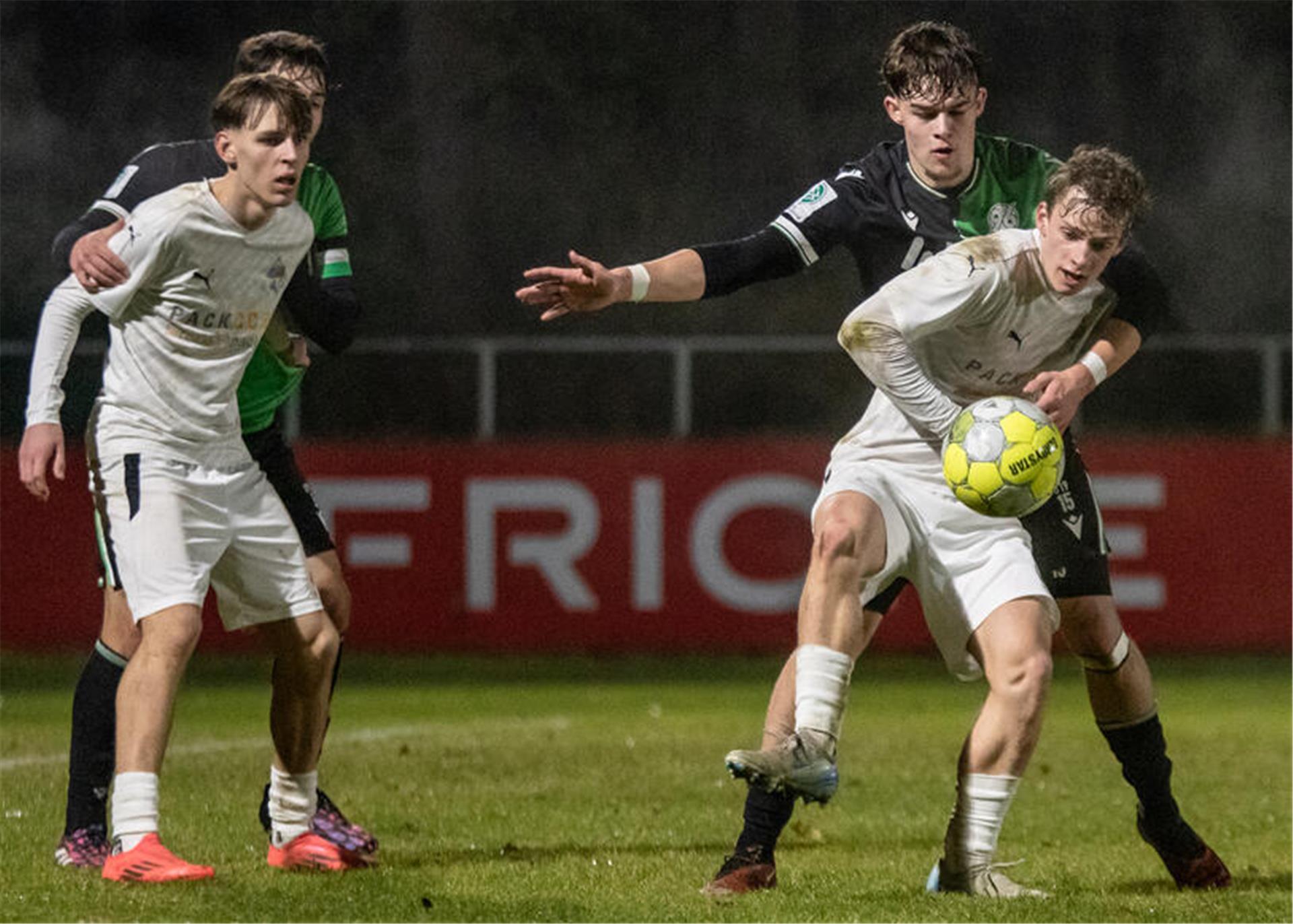 U19 A/O/B/H/Heeslingen schlägt Hannover 96 und steht im Pokal-Halbfinale Ruwen Albrecht (am Ball) und Tjark Dörr waren ständige Unruheherde für die Abwehr von Hannover 96.