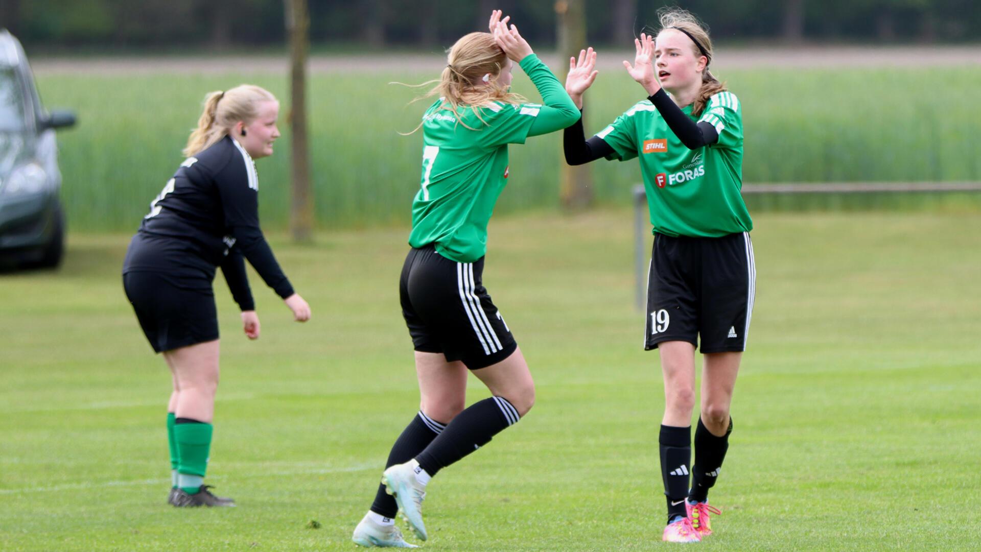 SG-Offensivspielerin Lea Marie Steffens (links) feiert Torschützin Marit Postels, die das 3:0 für Anderlingen-Byhusen erzielt hat.