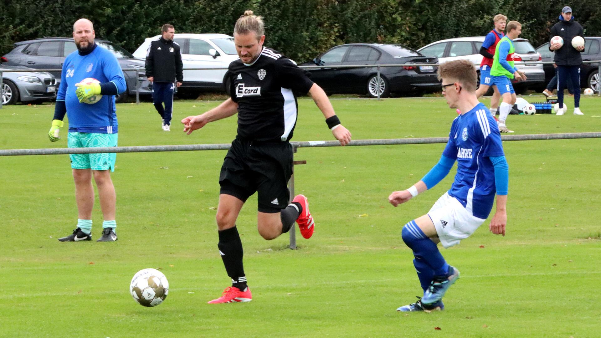 SG Oste-Spieler Marvin von Fintel (li.) im Duell mit Byhusens Marcel Flößer.