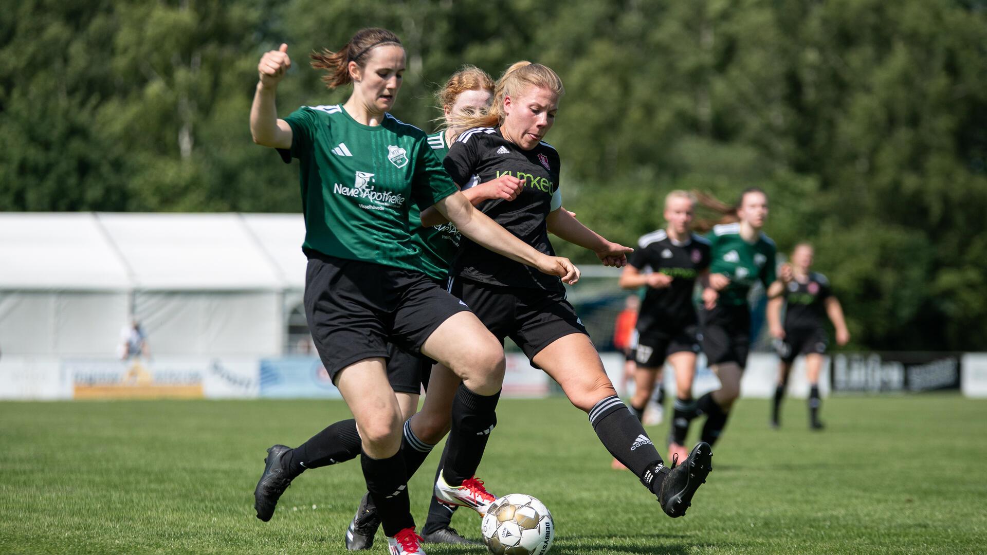 Zwei Frauen  kämpfen um einen Ball.