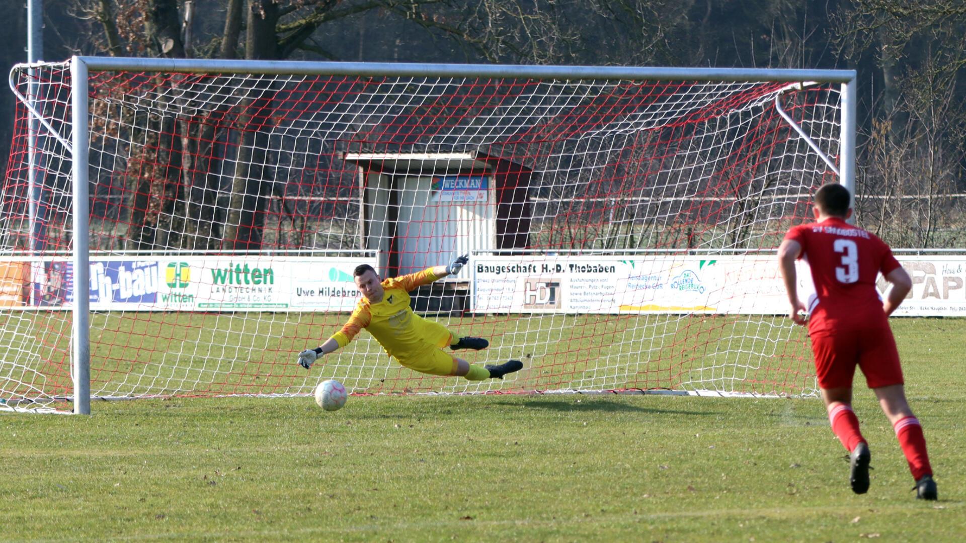 SV-Keeper Benno Grotheer ahnt die Ecke, kann das 0:2 nicht verhindern.