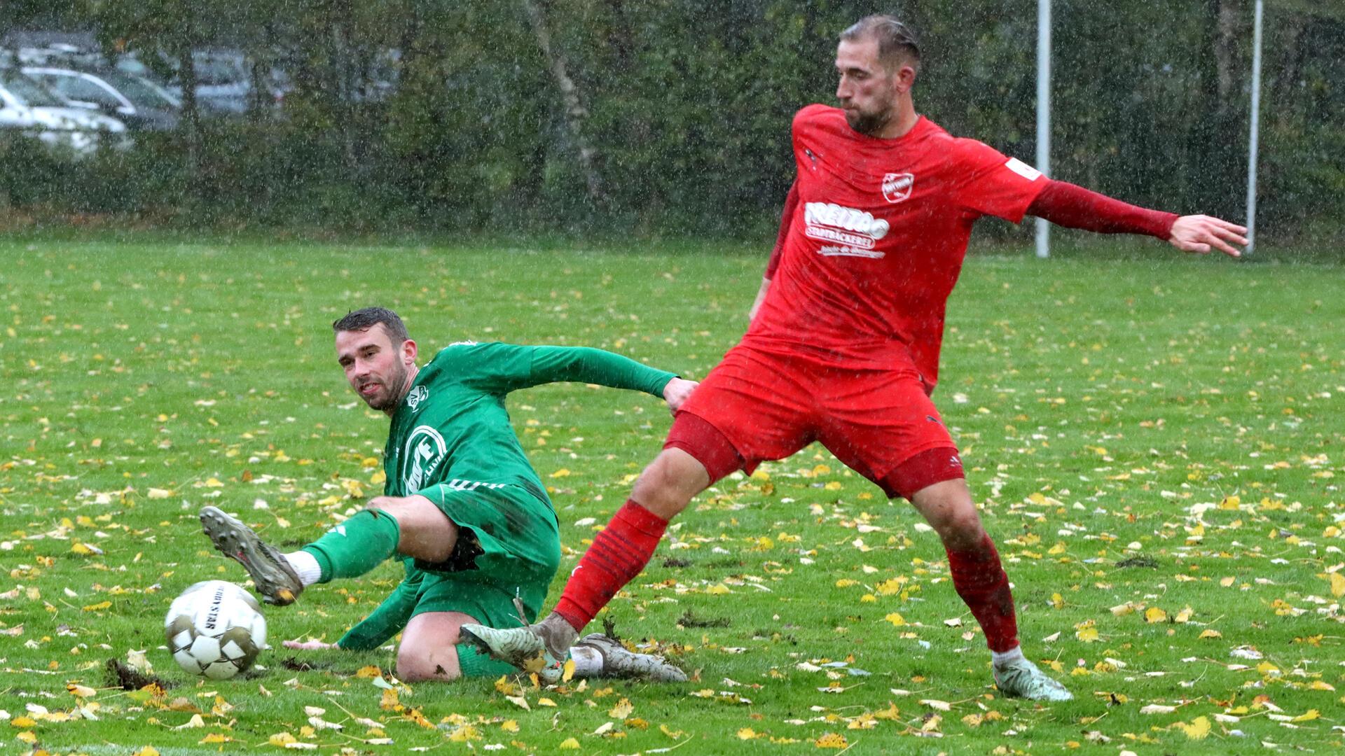 SV Anderlingen in der Crunchtime konsequenter SV-Spielgestalter Phil Steffens (li.) erzielte das wichtige 3:2 mit einem satten Schuss ins Eck.