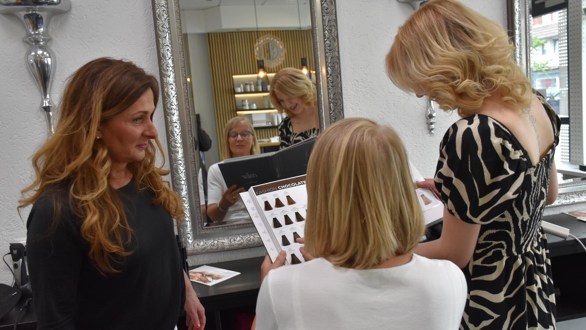 Zwei Frauen im Frisiersalon