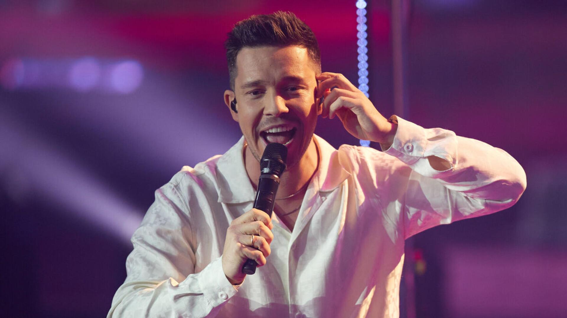 Sänger Nico Santos ist auch bekannt für seine Teilnahme als Coach an der Sat1-Show "Voice of Germany". Von der neunten bis zur elften Staffel war er dabei.