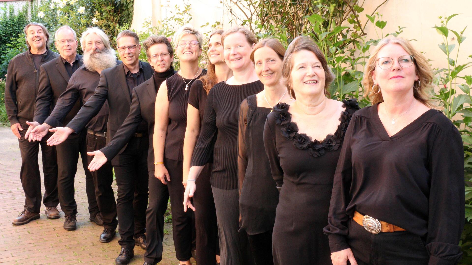 Sängerinnen und Sänger des Vokal-Ensembles um Kantorin Imke Weitz sind zu Gast in der Kirchengemeinde Kirchwistedt.