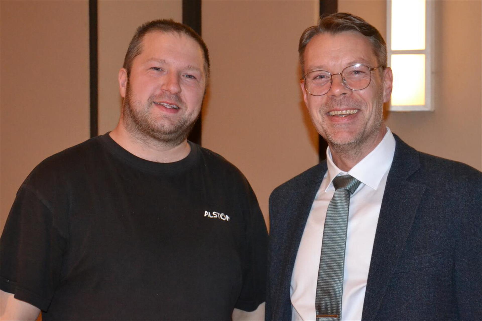Samtgemeindebürgermeister Henning Fricke begrüßt Christian Jahn (links)