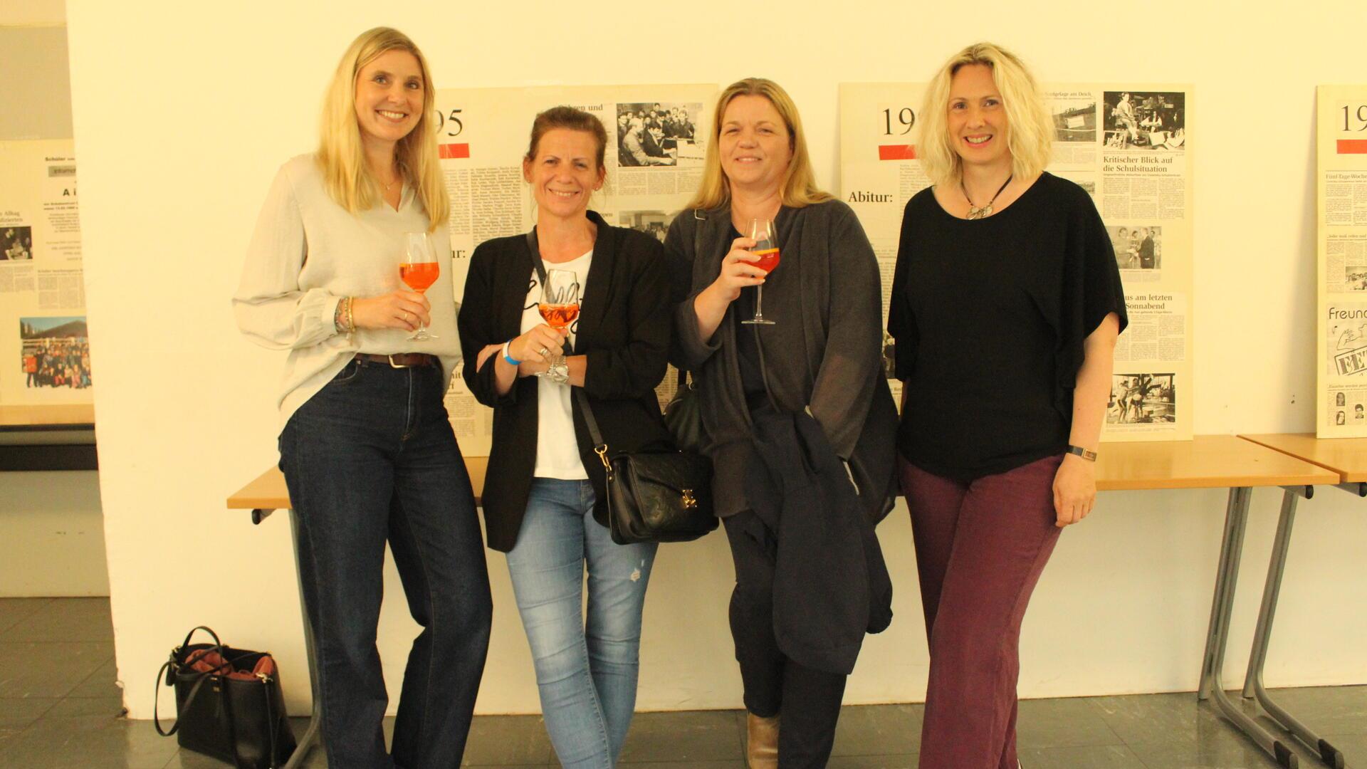 Vier Frauen stehen an einer Ausstellungswand in Bremerhaven