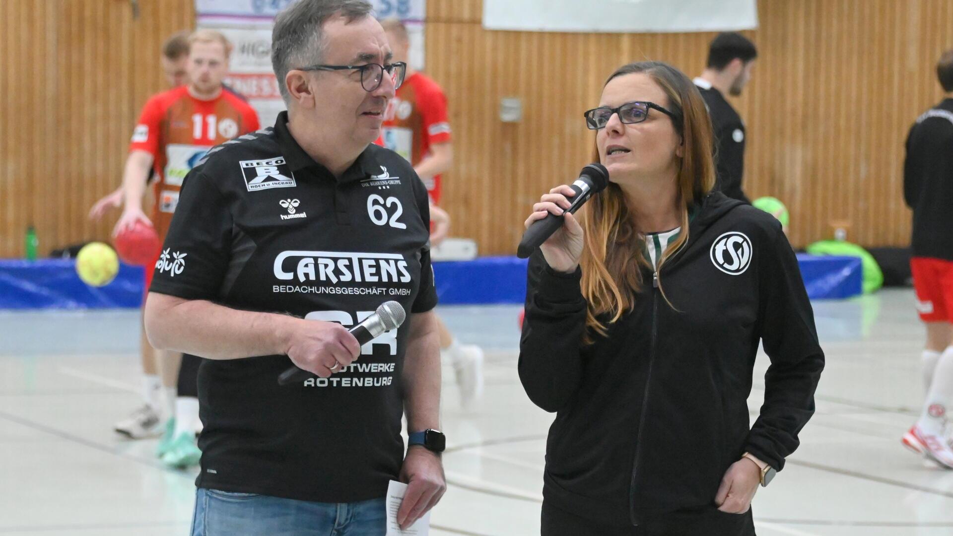 Sandra Pragmann, hier mit Michael Polworth, wurde kürzlich als Handball-Abteilungsleiterin beim TSV Bremervörde verabschiedet. 