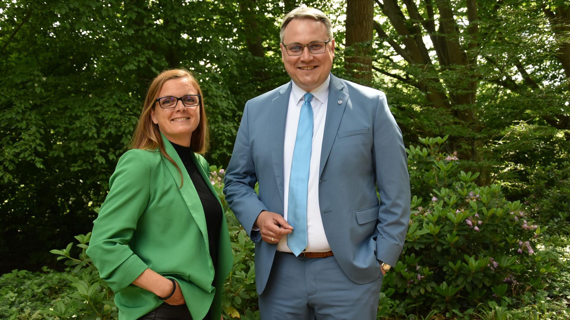 Sandra Pragmann von der Servicestelle Ehrenamt des Landkreises und Landrat Marco Prietz ermutigen zur Teilnahme am Wettbewerb.